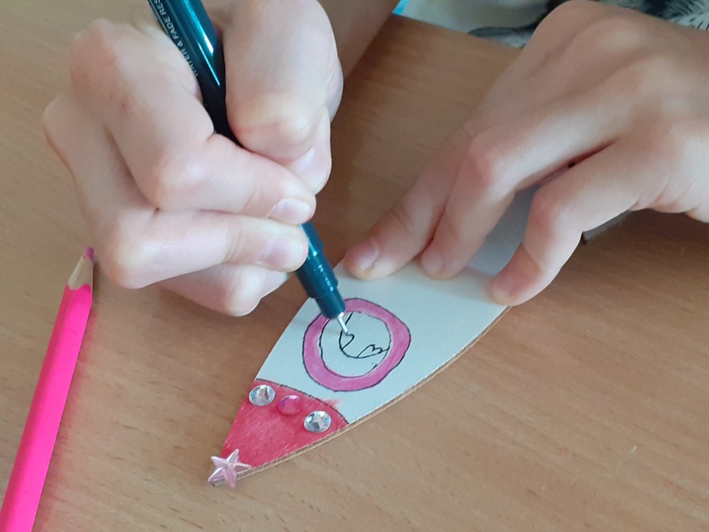 Dzieci ozdabiały swoje drewniane rakiety i dowiedziały się, jakie warunki muszą zostać spełnione, aby rakieta mogła wystartować. 