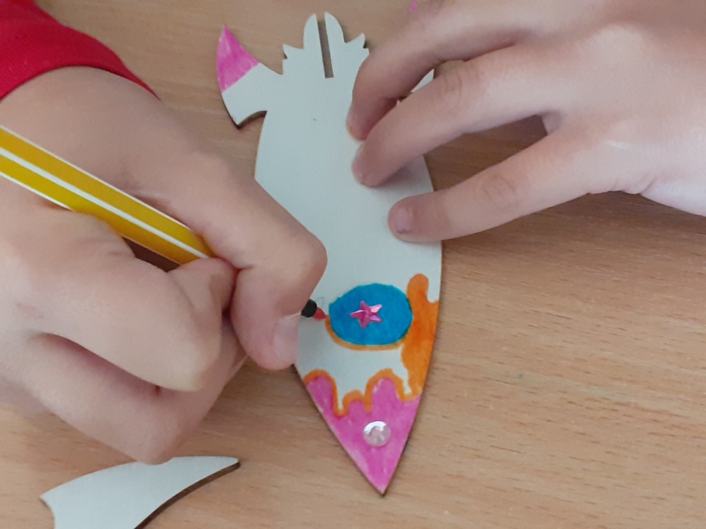 Dzieci ozdabiały swoje drewniane rakiety i dowiedziały się, jakie warunki muszą zostać spełnione, aby rakieta mogła wystartować. 