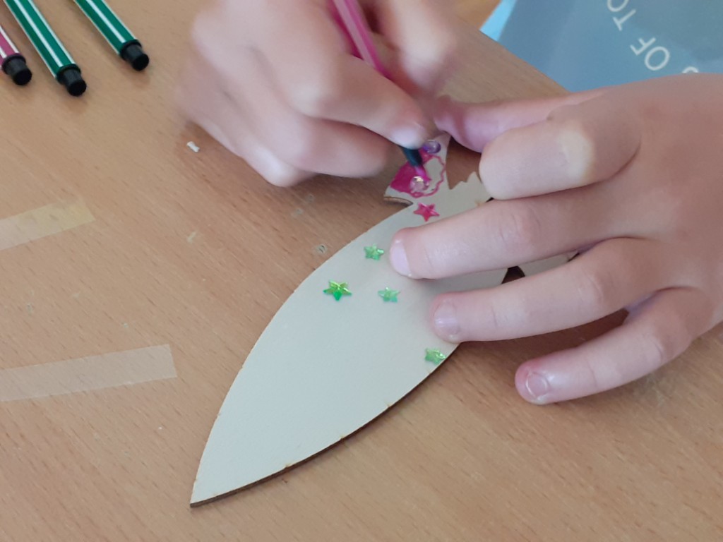 Dzieci ozdabiały swoje drewniane rakiety i dowiedziały się, jakie warunki muszą zostać spełnione, aby rakieta mogła wystartować. 