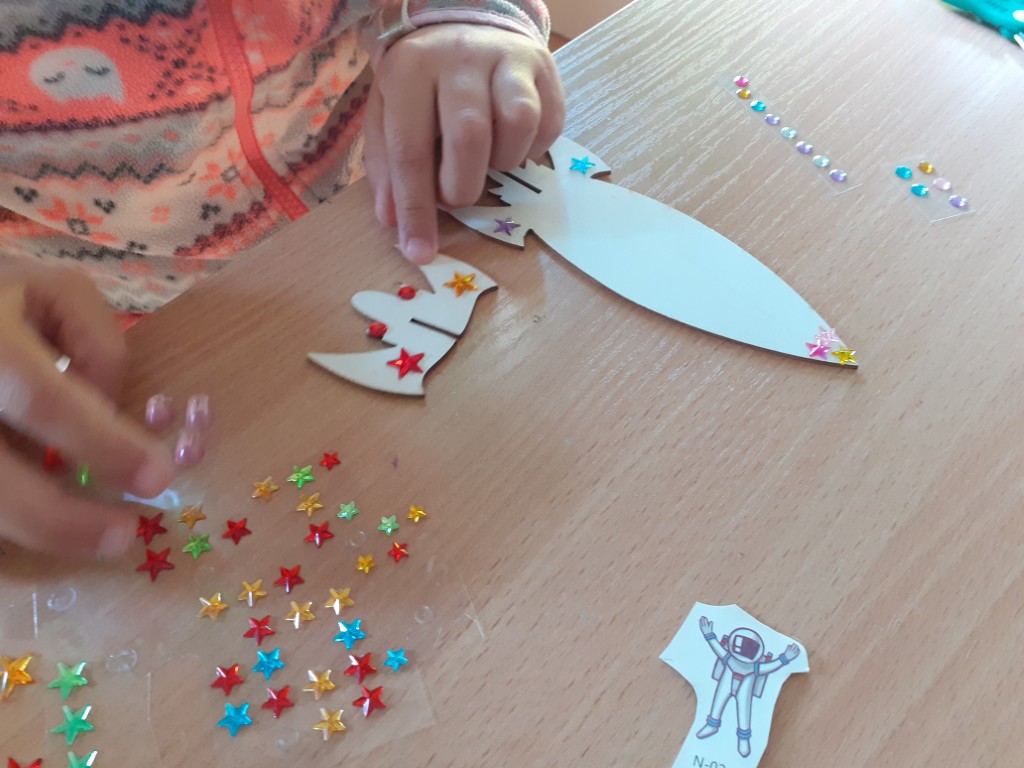 Dzieci ozdabiały swoje drewniane rakiety i dowiedziały się, jakie warunki muszą zostać spełnione, aby rakieta mogła wystartować. 