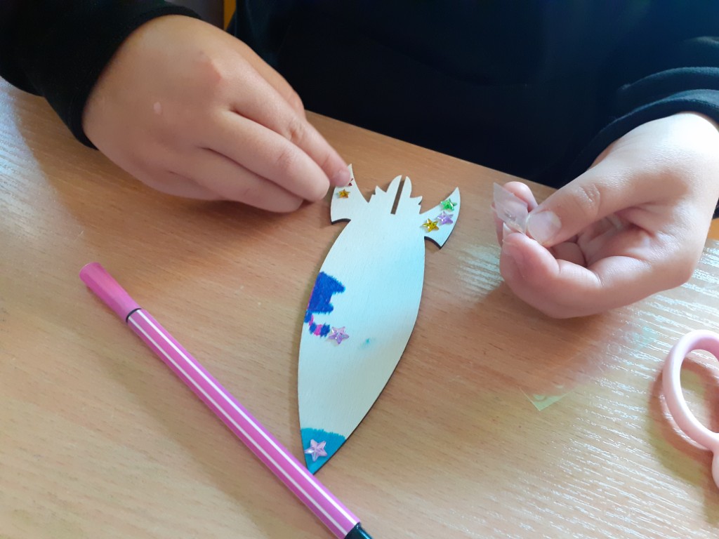 Dzieci ozdabiały swoje drewniane rakiety i dowiedziały się, jakie warunki muszą zostać spełnione, aby rakieta mogła wystartować. 