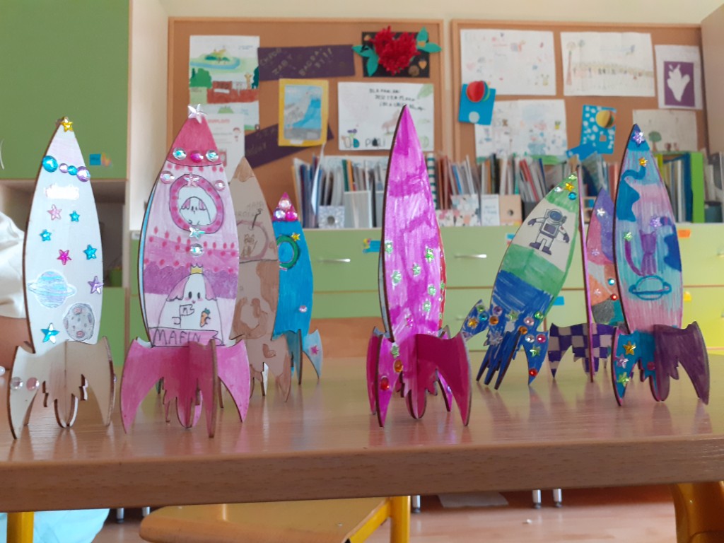 Dzieci ozdabiały swoje drewniane rakiety i dowiedziały się, jakie warunki muszą zostać spełnione, aby rakieta mogła wystartować. 