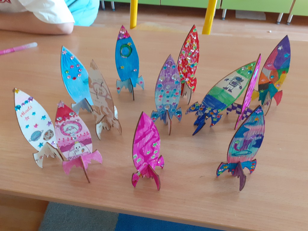 Dzieci ozdabiały swoje drewniane rakiety i dowiedziały się, jakie warunki muszą zostać spełnione, aby rakieta mogła wystartować. 