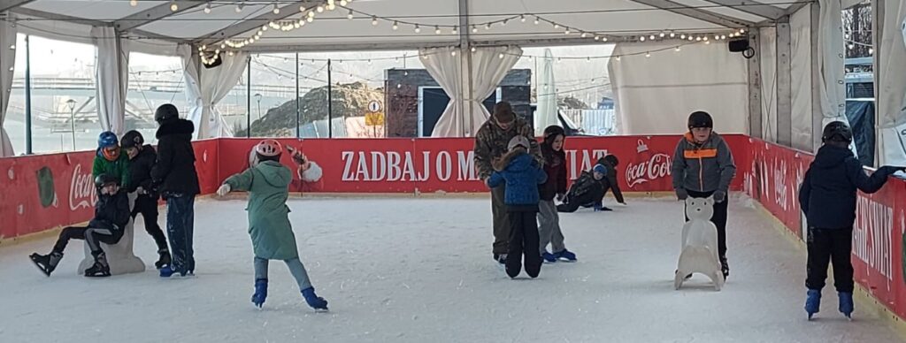 Uczniowie klasy 3d spędzili miły czas na lodowisku pod Hotelem Forum. 