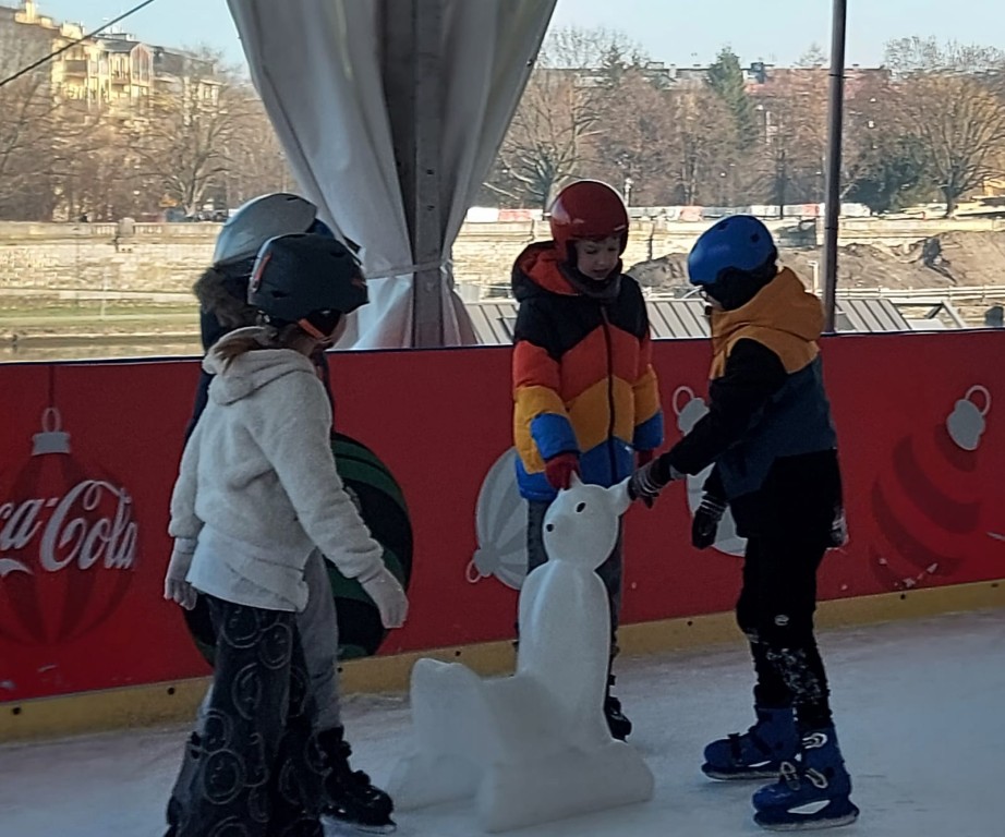 Uczniowie klasy 3d spędzili miły czas na lodowisku pod Hotelem Forum. 