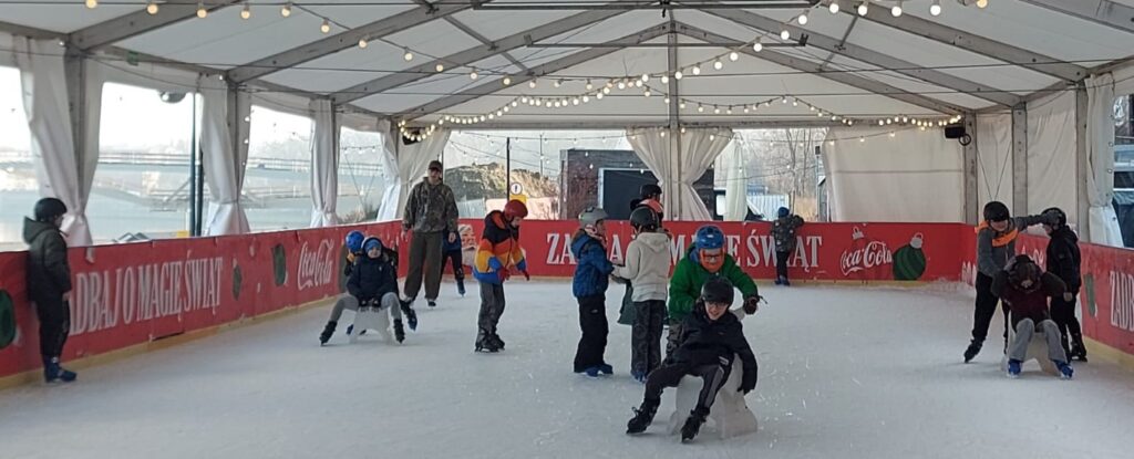 Uczniowie klasy 3d spędzili miły czas na lodowisku pod Hotelem Forum. 