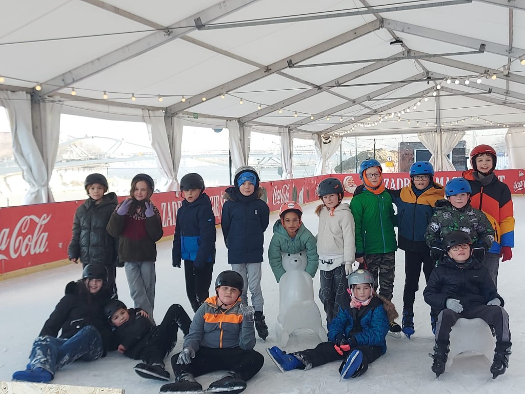 Uczniowie klasy 3d spędzili miły czas na lodowisku pod Hotelem Forum. 