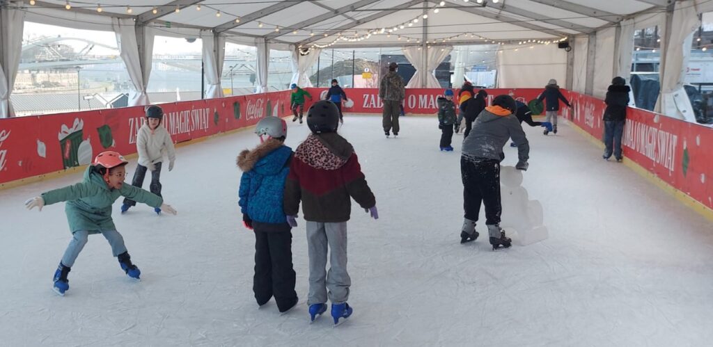 Uczniowie klasy 3d spędzili miły czas na lodowisku pod Hotelem Forum. 