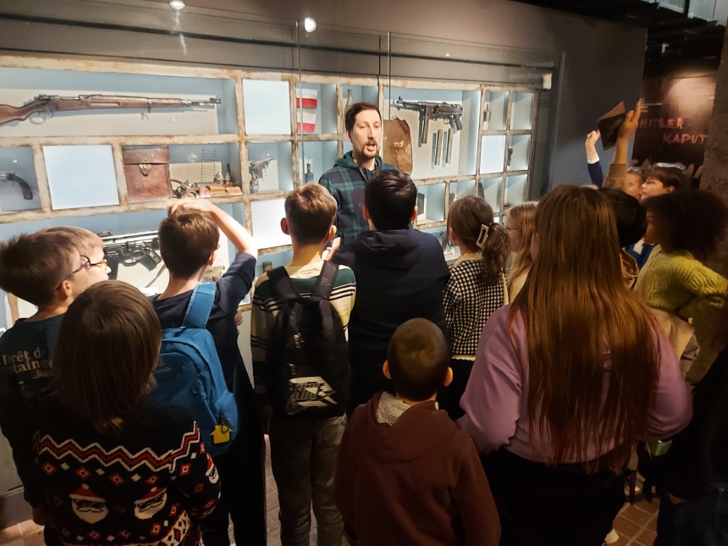 Klasy 3b i 3d w Muzeum Armii Krajowej w Krakowie